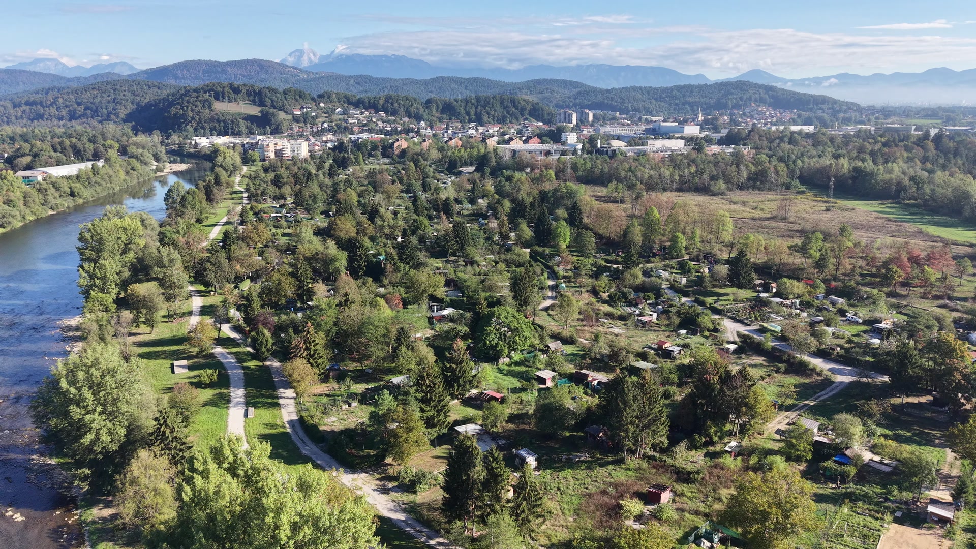 Urbani vrtički Črnuče ob reki Savi, pogled iz zraka