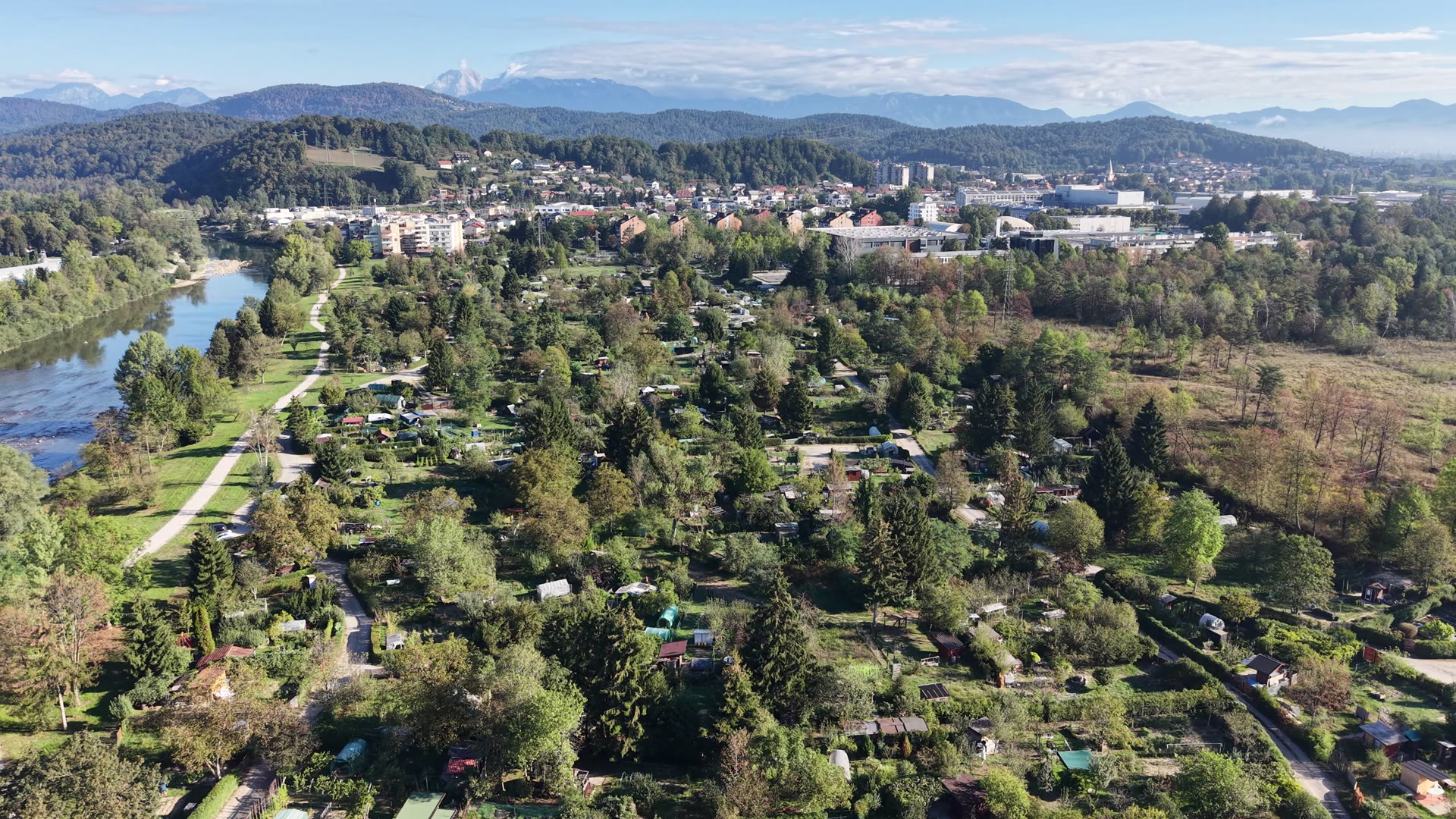 Vrtički v Ljubljani – urbani vrtički ob Savi v Črnučah iz zraka